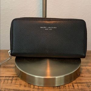 Marc Jacobs black leather wallet. Great condition!